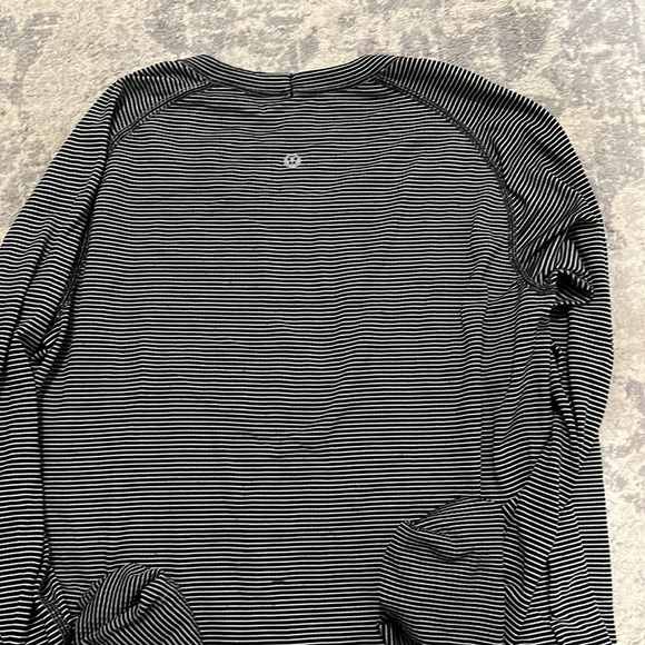 black and white striped Lulu lemon top - Picture 4 of 4